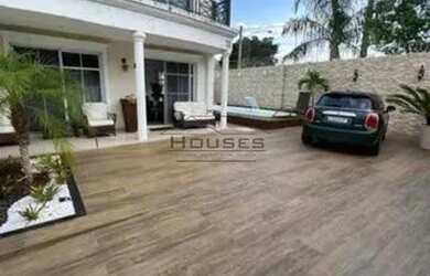 Imagem: A casa possui 4 Dormitórios, 3 Banheiros, 4 Vagas na garagem