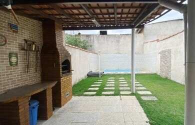 Imagem: A casa possui 2 Dormitórios, 1 Banheiro, 1 Vaga na garagem