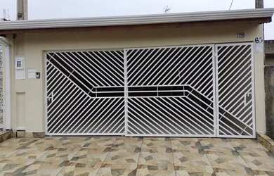 Imagem: A casa possui 2 Dormitórios, 1 Banheiro, 1 Vaga na garagem