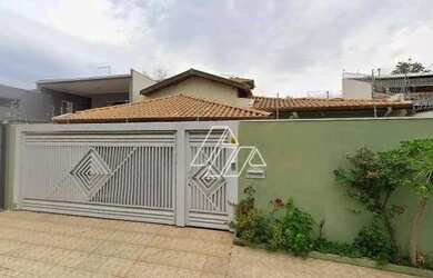 Imagem: A casa possui 3 Dormitórios, 3 Banheiros, 2 Vagas na garagem