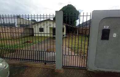 Imagem: A casa possui 2 Dormitórios e 1 Banheiro e está localizado