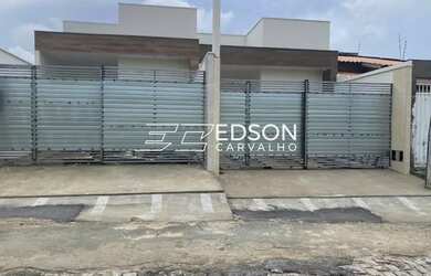 Imagem: A casa possui 2 Dormitórios, 2 Banheiros e 2 Vagas na garagem