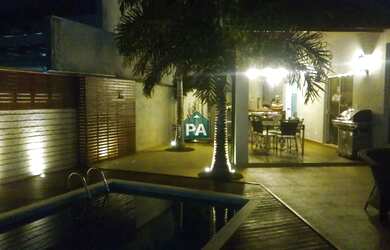 Imagem: A casa possui 3 Dormitórios, 5 Banheiros, 3 Vagas na garagem