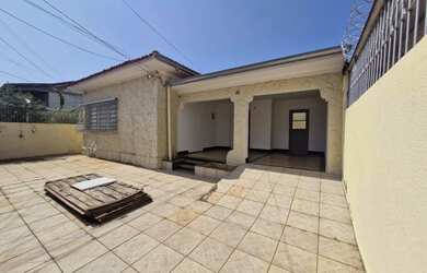 Imagem: A casa possui 3 Dormitórios, 4 Banheiros, 4 Vagas na garagem