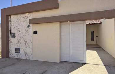 Imagem: A casa possui 2 Dormitórios, 2 Banheiros e 1 Vaga na garagem