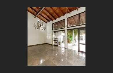 Imagem: A casa possui 3 Dormitórios, 4 Banheiros, 2 Vagas na garagem