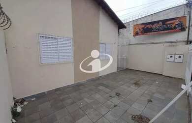 Imagem: A casa possui 3 Dormitórios, 1 Banheiro, 2 Vagas na garagem