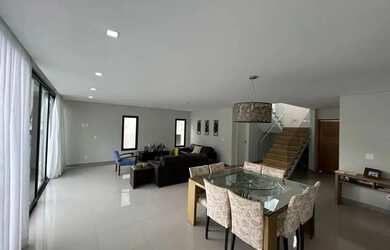 Imagem: A casa em condomínio possui 4 Dormitórios, 4 Banheiros, 5