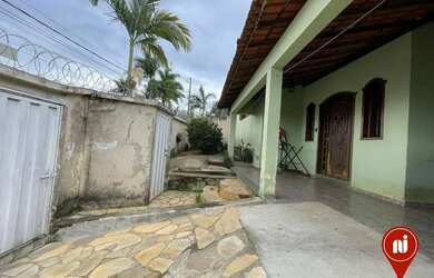 Imagem: A casa possui 4 Dormitórios, 3 Banheiros, 2 Vagas na garagem