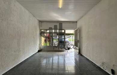 Imagem: A casa possui 3 Dormitórios, 2 Banheiros, 5 Vagas na garagem