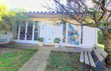 Imagem: A casa possui 3 Dormitórios, 3 Banheiros, 2 Vagas na garagem