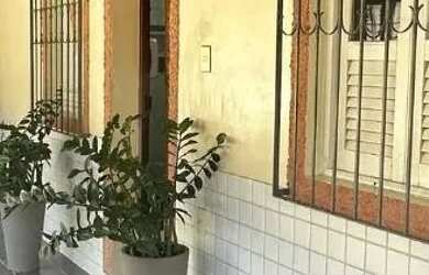 Imagem: A casa possui 4 Dormitórios, 4 Banheiros, 5 Vagas na garagem