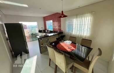 Imagem: A casa possui 4 Dormitórios, 4 Banheiros, 5 Vagas na garagem