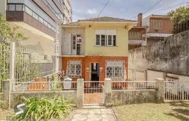 Imagem: A casa possui 3 Dormitórios, 2 Banheiros, 4 Vagas na garagem