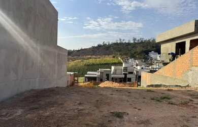 Imagem: O terreno à venda possui 300m² de Área e está localizado