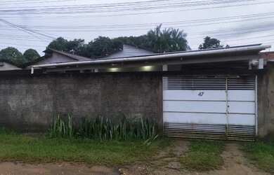 Imagem: A casa possui 2 Dormitórios, 1 Banheiro, 2 Vagas na garagem