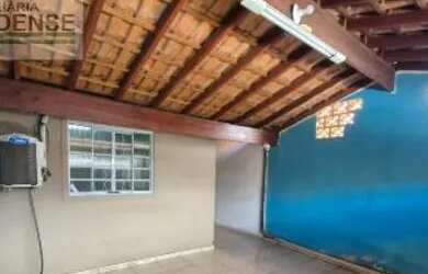 Imagem: A casa possui 3 Dormitórios, 2 Banheiros, 2 Vagas na garagem