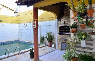 Imagem: A casa possui 4 Dormitórios, 4 Banheiros, 5 Vagas na garagem