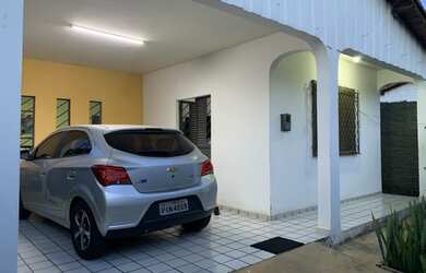 Imagem: A casa possui 3 Dormitórios, 3 Banheiros, 2 Vagas na garagem