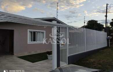 Imagem: A casa possui 2 Dormitórios, 2 Banheiros, 2 Vagas na garagem