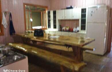 Imagem: A casa possui 3 Dormitórios, 1 Banheiro, 3 Vagas na garagem