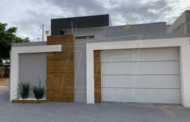 Imagem: A casa possui 3 Dormitórios, 2 Banheiros, 290m² de Área e