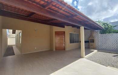 Imagem: A casa possui 3 Dormitórios, 1 Banheiro, 2 Vagas na garagem