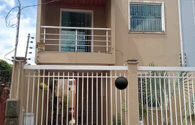 Imagem: A casa possui 3 Dormitórios, 2 Banheiros, 1 Vaga na garagem