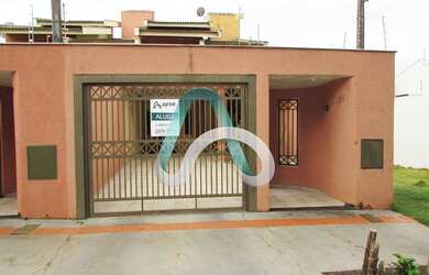 Imagem: A casa possui 3 Dormitórios, 2 Banheiros, 2 Vagas na garagem