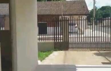 Imagem: A casa possui 3 Dormitórios, 1 Banheiro e 2 Vagas na garagem