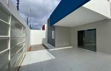 Imagem: A casa possui 3 Dormitórios, 2 Banheiros, 2 Vagas na garagem