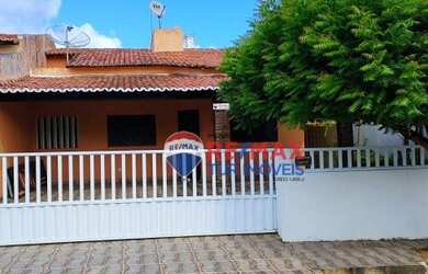 Imagem: A casa possui 3 Dormitórios, 2 Banheiros, 2 Vagas na garagem