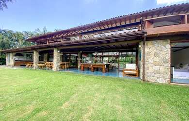 Imagem: A casa em condomínio possui 5 Dormitórios, 5 Banheiros, 4