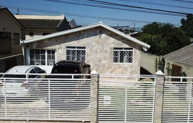 Imagem: A casa possui 3 Dormitórios, 2 Banheiros, 3 Vagas na garagem