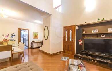 Imagem: A casa possui 3 Dormitórios, 3 Banheiros, 3 Vagas na garagem