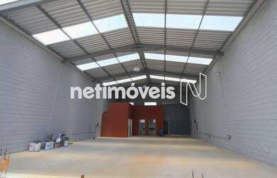 Imagem: O depósito possui 3 Vagas na garagem, 325m² de Área e está