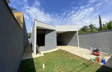 Imagem: A casa possui 3 Dormitórios, 1 Banheiro, 2 Vagas na garagem