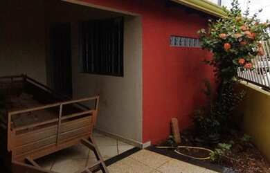 Imagem: A casa possui 3 Dormitórios, 1 Banheiro, 2 Vagas na garagem