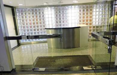 Imagem: O depósito possui 1 Vaga na garagem e 1053m² de Área e está