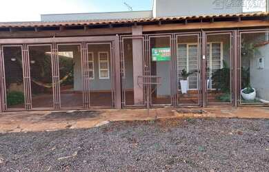 Imagem: A casa possui 2 Dormitórios, 2 Banheiros, 3 Vagas na garagem