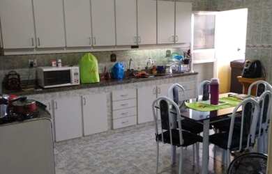 Imagem: A casa possui 3 Dormitórios, 4 Banheiros, 3 Vagas na garagem