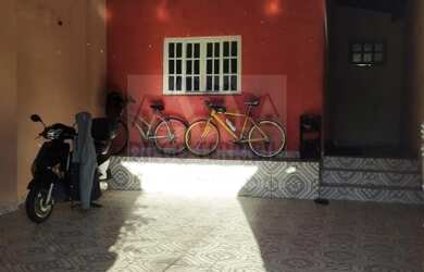 Imagem: A casa possui 3 Dormitórios, 1 Banheiro, 2 Vagas na garagem