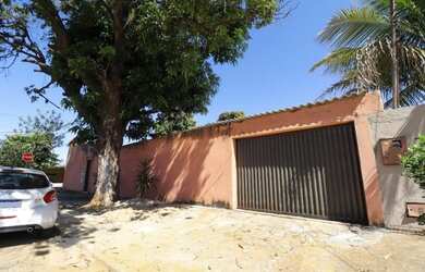 Imagem: A casa possui 3 Dormitórios, 2 Banheiros, 2 Vagas na garagem