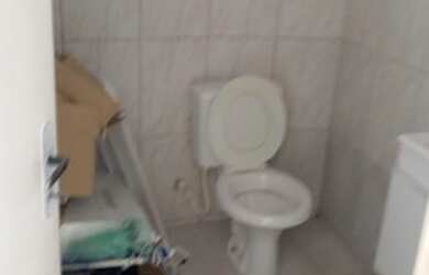 Imagem: A casa possui 1 Dormitório, 1 Banheiro, 1 Vaga na garagem