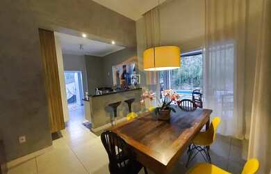 Imagem: A casa possui 2 Dormitórios, 2 Banheiros, 2 Vagas na garagem