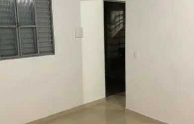 Imagem: A casa possui 1 Dormitório, 1 Banheiro e está localizado