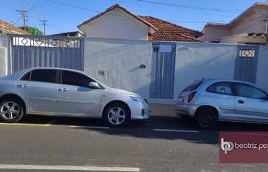 Imagem: A casa possui 3 Dormitórios, 1 Banheiro, 3 Vagas na garagem