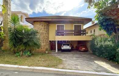 Imagem: A casa possui 4 Dormitórios, 4 Banheiros, 4 Vagas na garagem