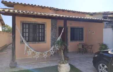 Imagem: A casa possui 3 Dormitórios, 2 Banheiros, 1 Vaga na garagem