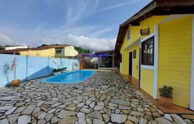 Imagem: A casa possui 4 Dormitórios, 2 Banheiros, 4 Vagas na garagem